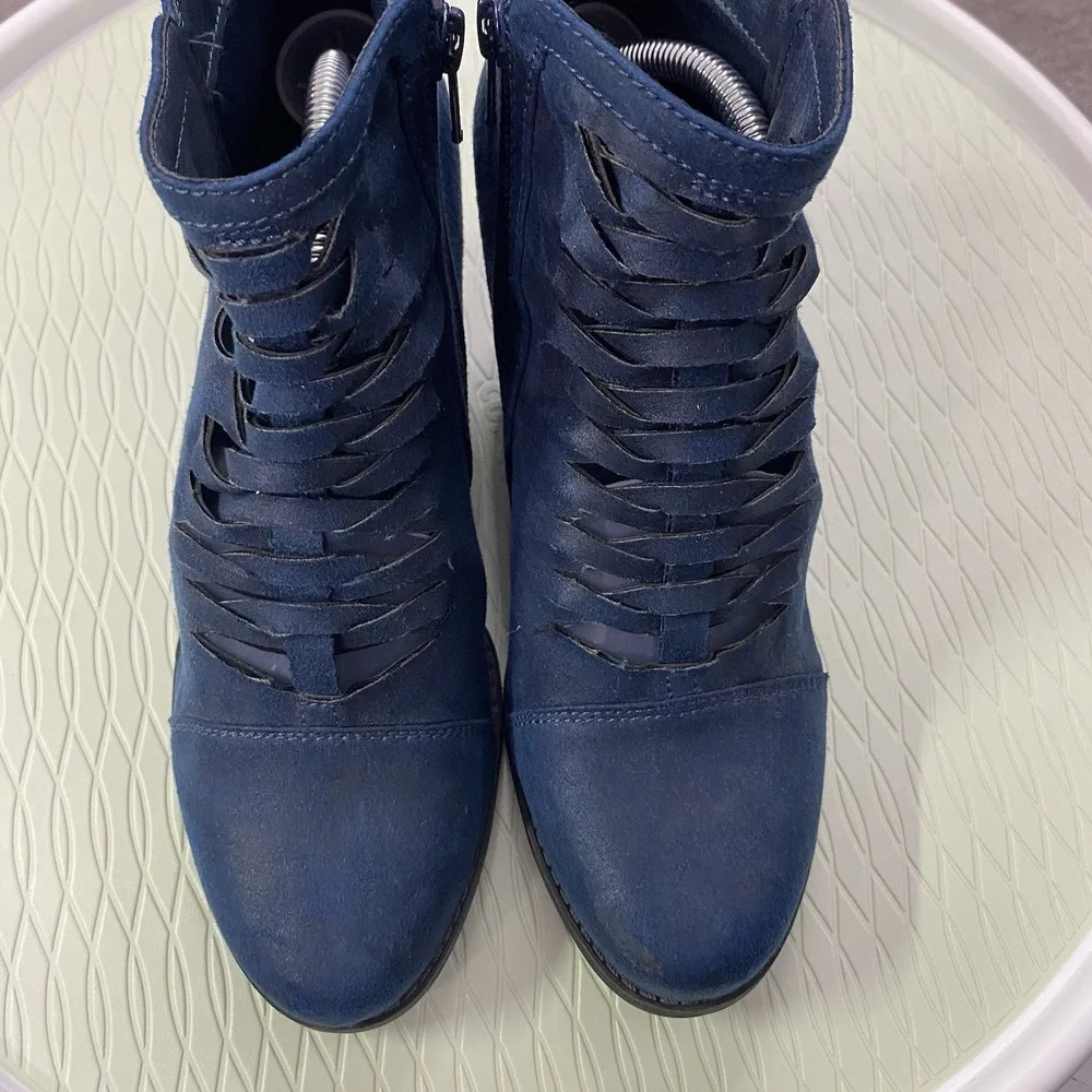 Yuu Booties, Ranser Zip On Women's 7M Navy Blue Leather‎ Chunk Heel Design